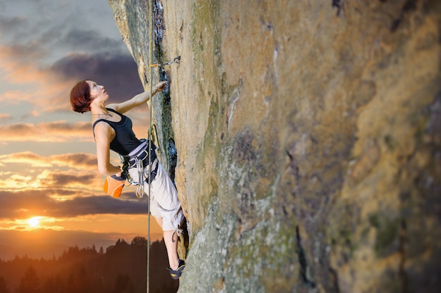 Grimpeur Femme Escalade Avec Une Corde Sur Un Mur Rocheux