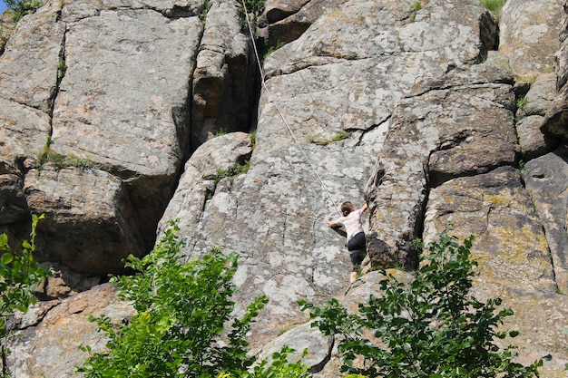 Grimpeur femme grimpe sur un rocher