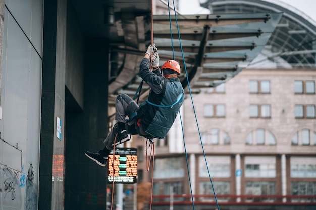 Grimpeur industriel en uniforme et casque monte