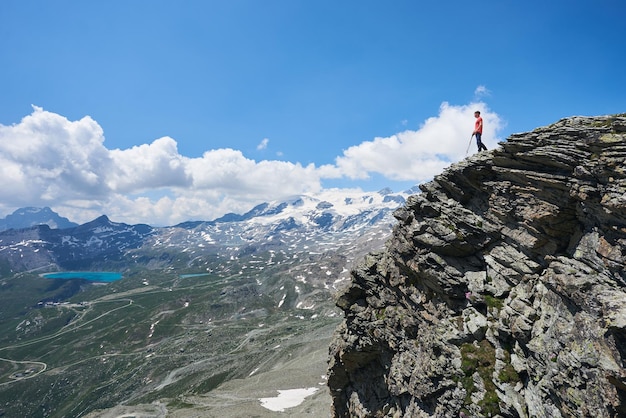 Grimpeur mâle assis au sommet de la montagne