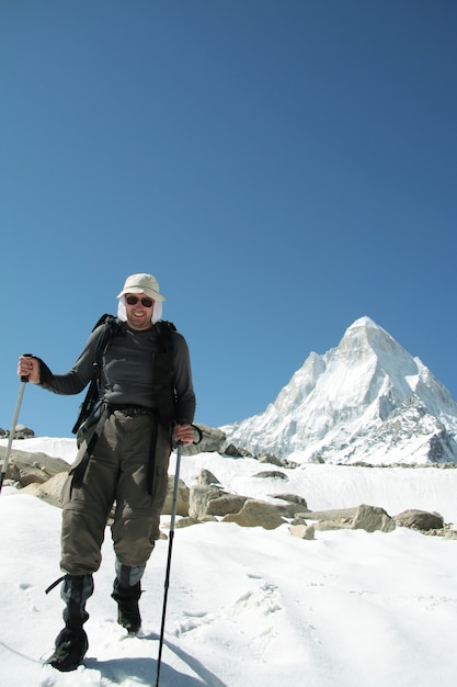 Grimpeur sur une montagne enneigée