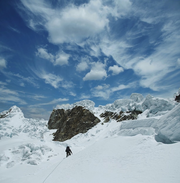 Grimpeur sur une montagne enneigée