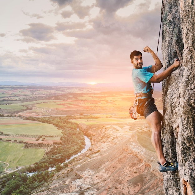 Grimpeur sur le mur avec paysage