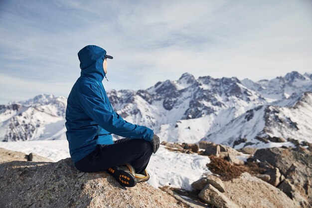 Grimpeur portrait dans les montagnes enneigées