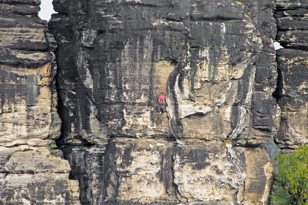 Grimpeur sur la surface rocheuse