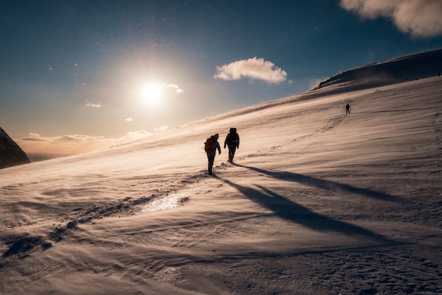 Grimpeurs avec sac à dos d&#39;escalade sur la montagne enneigée