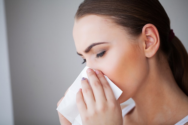 Grippe et femme malade. Femme malade à l'aide de mouchoirs en papier, problème de tête froide