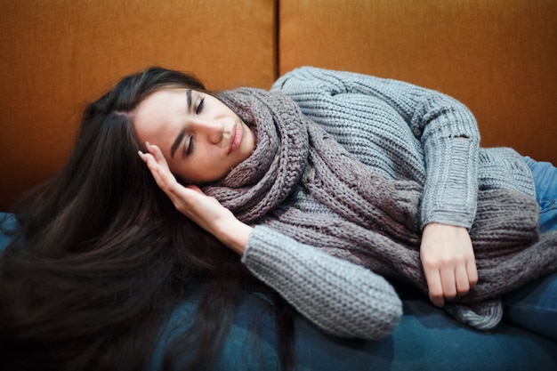 Grippe rhume ou symptôme d'allergie.Jeune femme malade avec fièvre éternuements dans les tissus, allergies, le rhume couché sur le lit avec un foulard.