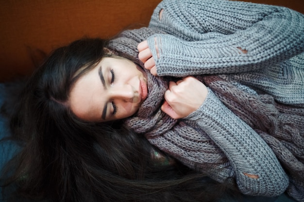 Grippe rhume ou symptôme d'allergie.Jeune femme malade avec fièvre éternuements dans les tissus, allergies, le rhume couché sur le lit avec un foulard.