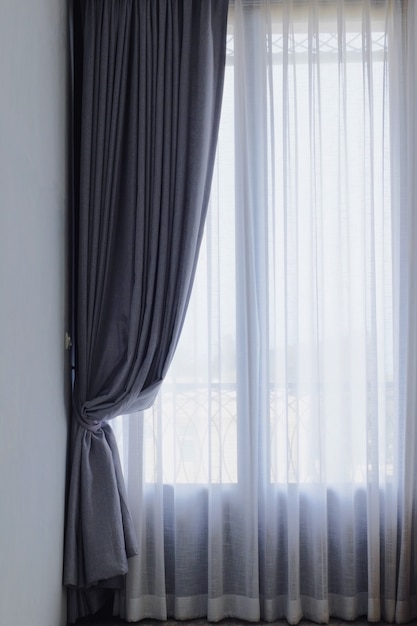 Gris et blanc voir à travers les rideaux, décoration intérieure Rideau dans la salle de séjour avec la lumière du soleil