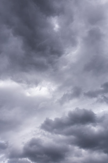 Gris nuages d'orage entrant sombre toile gros plan