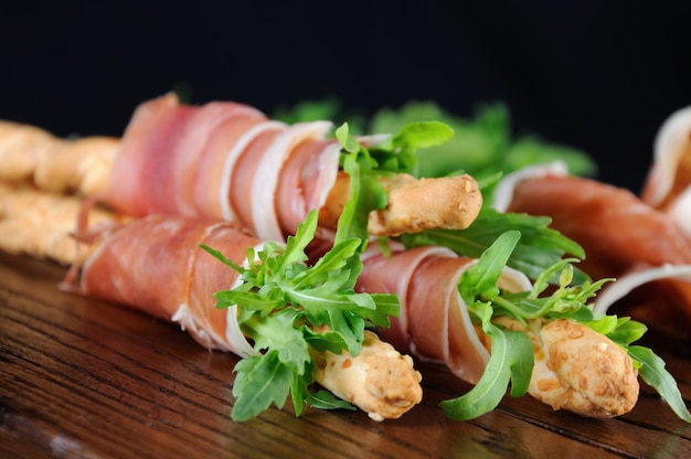 Grissini au prosciutto et roquette