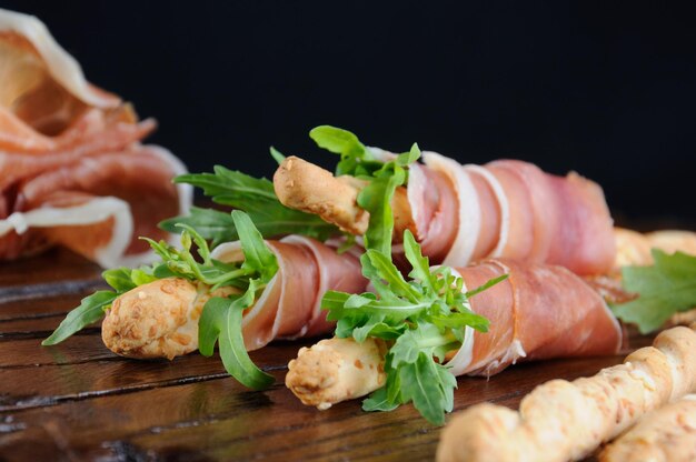 Grissini au prosciutto et roquette