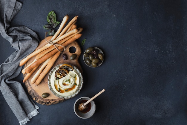 Grissini de gressins italiens traditionnels avec trempette au fromage feta