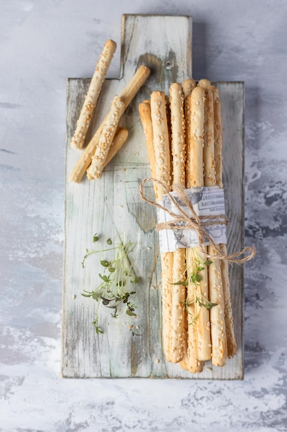 Photo grissini italien ou gressins salés snack italien frais aux graines de sésame