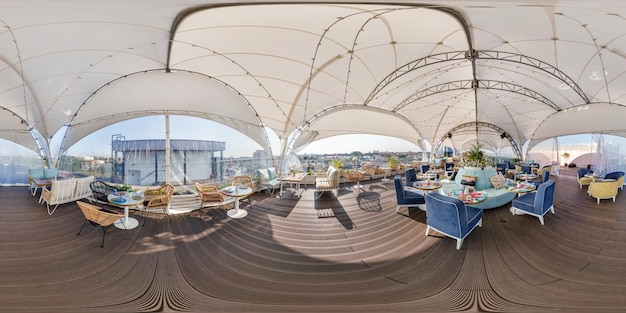 GRODNO BÉLARUS AOÛT 2018 panorama hdri sphérique complet sans couture vue à 360 degrés dans un café moderne sous un auvent sur le toit du bâtiment en projection équirectangulaire vr ar content