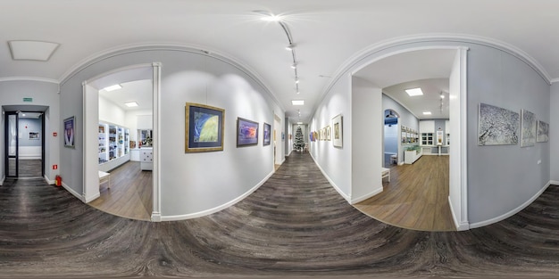 GRODNO BÉLARUS décembre 2018 Panorama sphérique complet et harmonieux Vue d'angle à 360 degrés à l'intérieur de la galerie d'art contemporain en projection équirectangulaire Contenu VR