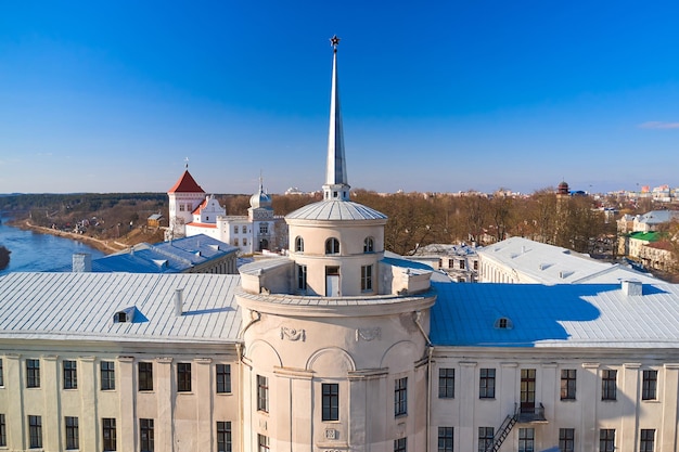 Grodno Belarus 10 mars 2022 un nouveau château dans la ville de Grodno un bâtiment historique avec une belle flèche