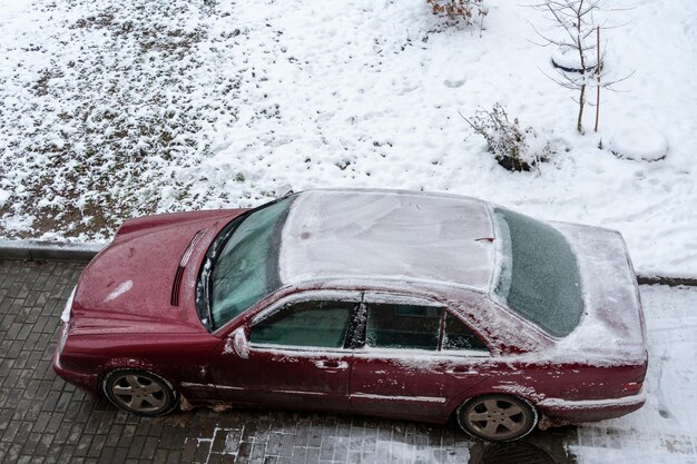 Grodno Belarus 17 janvier 2021 Gros gels et beaucoup de neige dans la ville Les voitures sont couvertes de neige et de glace Problèmes sur les routes glissantes en hiver