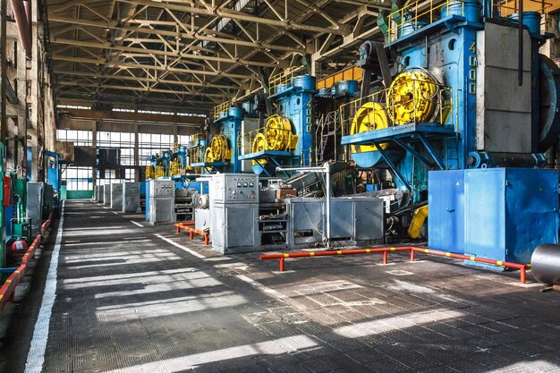 GRODNO BELARUS 24 MARS 2009 D'énormes presses à forger à l'usine Ligne pour la production de pièces automobiles