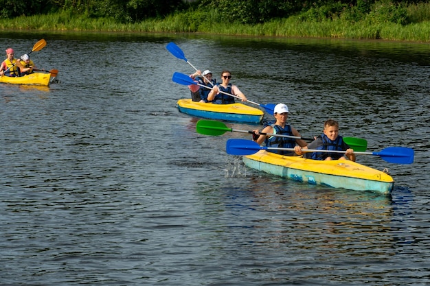 Grodno Biélorussie juin 2021 Kayak sur la rivière sur une eau calme par une chaude journée ensoleillée Les jeunes font du kayak Le concept de loisirs actifs et de mode de vie sain