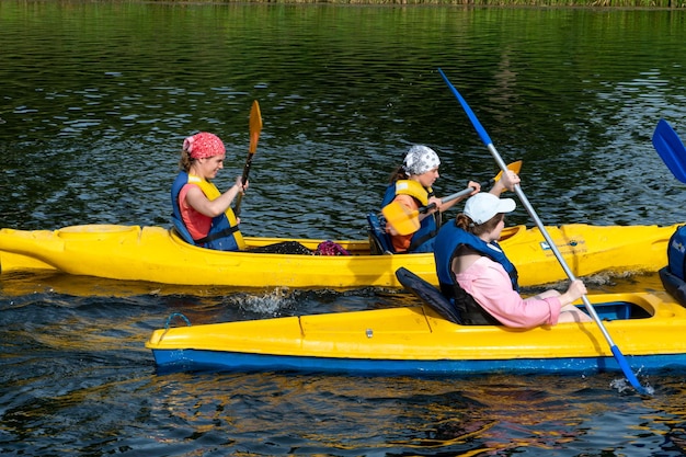 Grodno Biélorussie juin 2021 Kayak sur la rivière sur une eau calme par une chaude journée ensoleillée Les jeunes font du kayak Le concept de loisirs actifs et de mode de vie sain