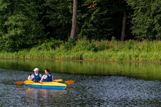 Grodno Biélorussie juin 2021 Kayak sur la rivière sur une eau calme par une chaude journée ensoleillée Les jeunes font du kayak Le concept de loisirs actifs et de mode de vie sain