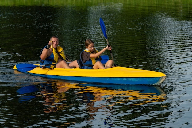 Grodno Biélorussie juin 2021 Kayak sur la rivière sur une eau calme par une chaude journée ensoleillée Les jeunes font du kayak Le concept de loisirs actifs et de mode de vie sain