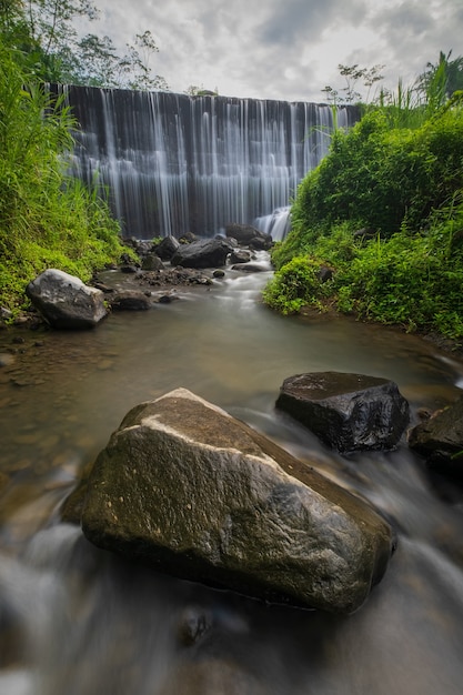 Grojogan Watu Purbo est un barrage fluvial à plusieurs étages et est l'une des destinations touristiques situées à Sleman, Yogyakarta