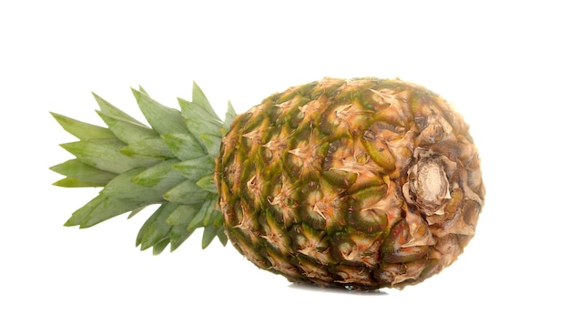 Gros ananas aux fruits mûrs frais. fruits, été.