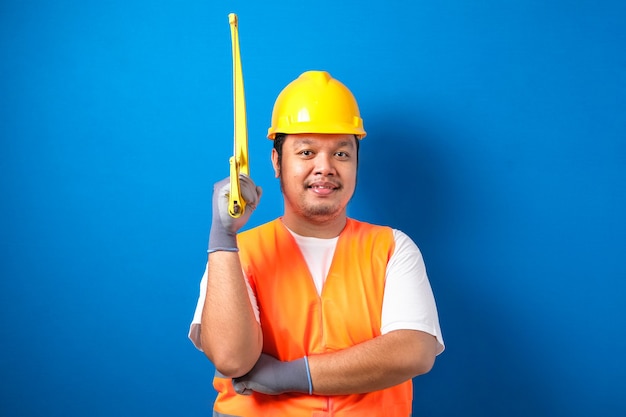 Un gros asiatique portant un casque et un gilet de sauvetage sourit