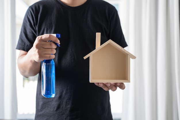 Gros aspirateur Homme nettoyant à la maison