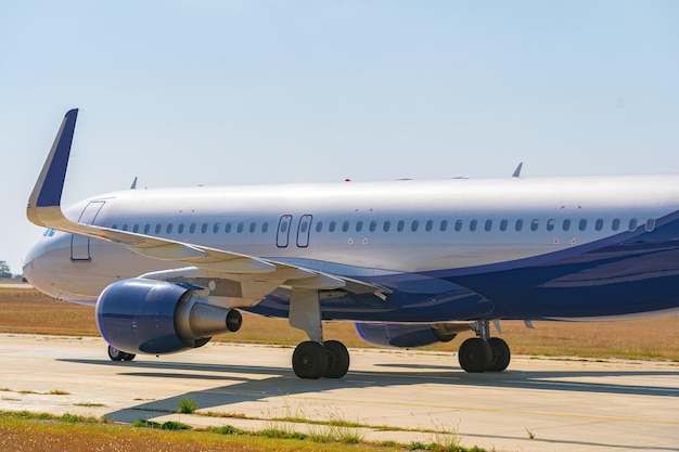 Gros avion de passagers roule le long de la piste à l'aéroport