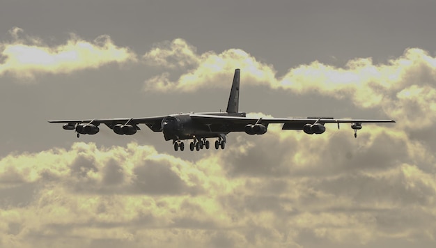 Un gros avion vole dans le ciel avec les lettres c - 17 dessus.