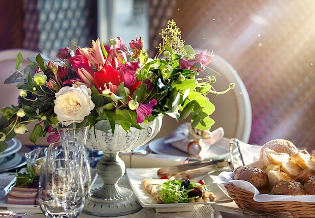 Photo gros bouquet festif sur la table
