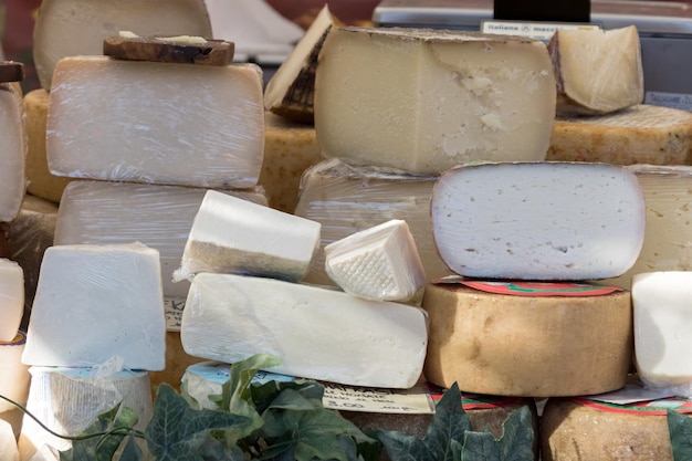 Les gros bouts de différents fromages