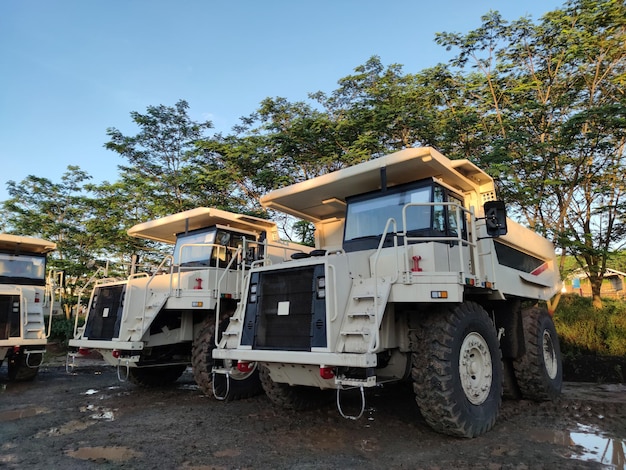 Gros camion à benne blanche dans la mine de charbon