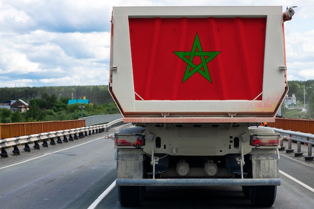 Gros camion avec le drapeau national du Maroc se déplaçant sur l'autoroute