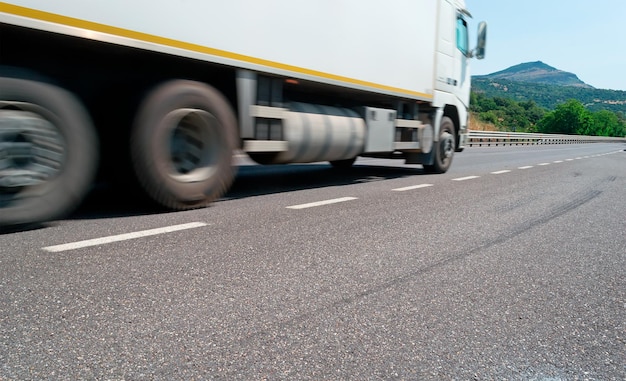 Photo gros camion passant sur une route de campagne