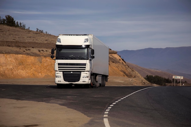 gros camion sur la route