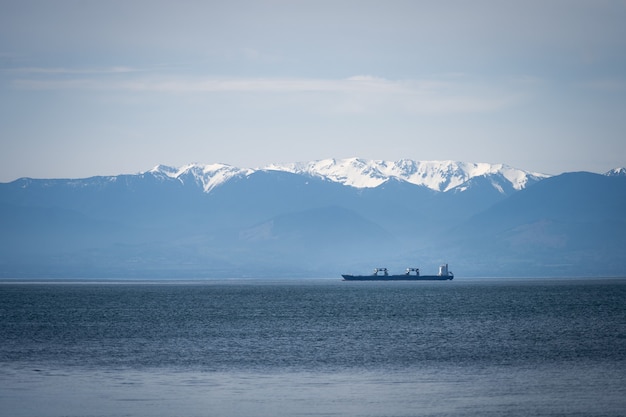 Gros cargo pétrolier avec des montagnes en toile de fond