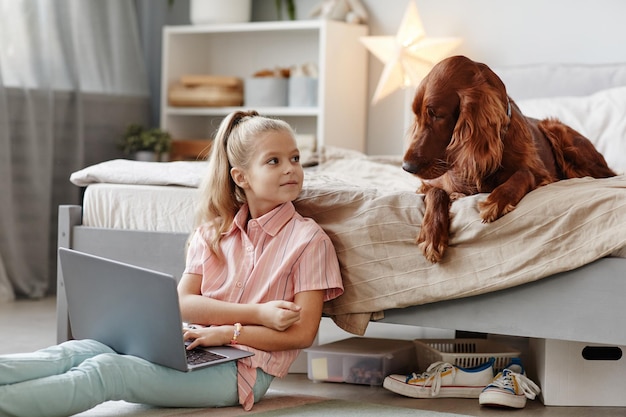 Gros chien avec une fille à la maison