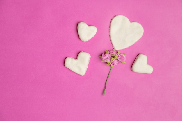 Gros coeurs sur fond rose avec un espace pour le texte, icône de l&#39;amour, Saint Valentin