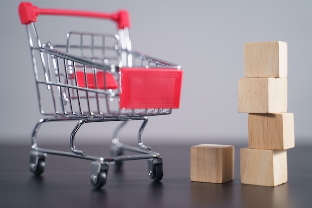 Gros coup de blocs de bois vides avec panier sur table isolé sur gris.