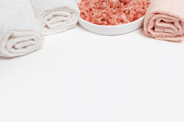 Gros cristaux de sel rose pour serviettes de bain et serviettes de bain roulées en coton