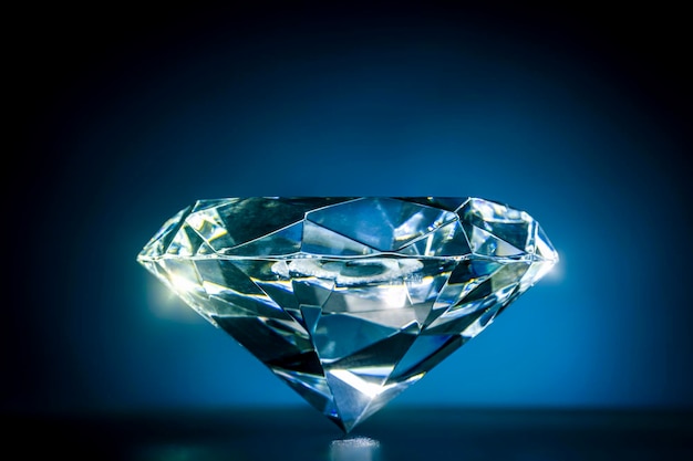 gros diamant taille classique sur fond bleu