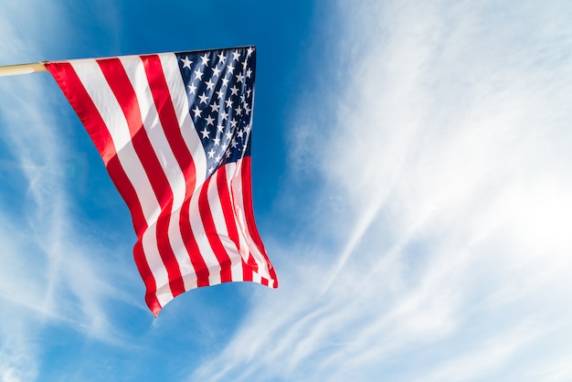 Gros drapeau des États-Unis d&#39;Amérique sur le fond de ciel bleu. Jour de l&#39;indépendance des Etats-Unis