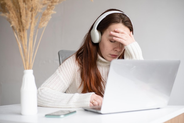 En gros, une femme d'affaires malheureuse et stressée lisant de mauvaises nouvelles par e-mail, un étudiant frustré travaillant sur une tâche difficile, un projet en ligne, un travail à distance difficile.