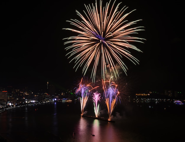 Gros feux d'artifice sur le ciel à la plage de Pattaya, Thaïlande