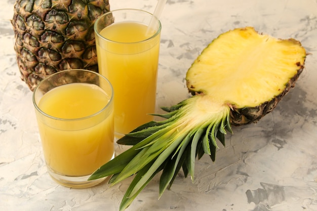 Gros fruits mûrs ananas et jus d'ananas. l'été.